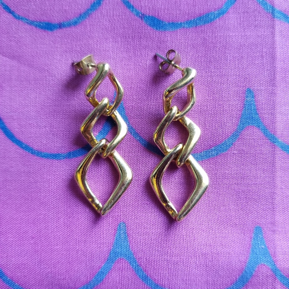 Classy golden chain earrings.